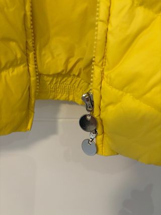 Abrigo acolchado amarillo de plumas talla M