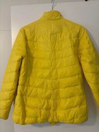 Abrigo acolchado amarillo de plumas talla M