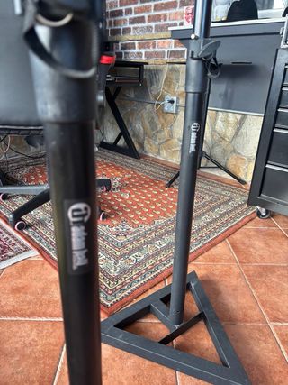 Soportes Adam Hall para monitores de estudio