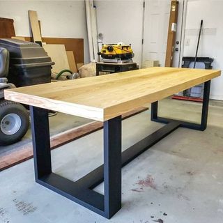 Mesa y bancos rústicos de hierro y madera