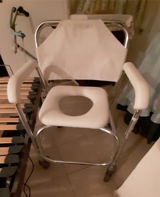 Silla de baño con ruedas
