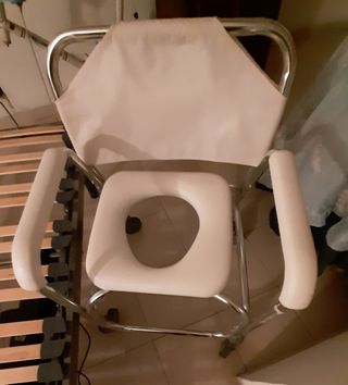 Silla de baño con ruedas
