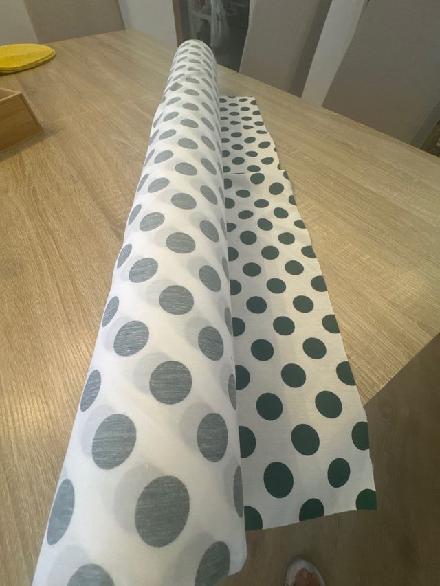 Rollo tela lunares 80cm ancho.