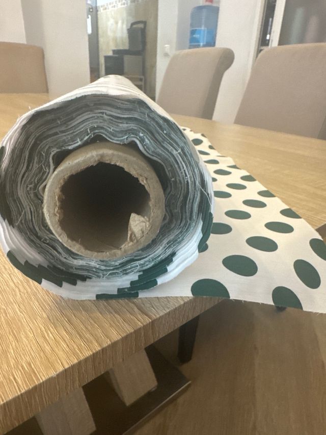 Rollo tela lunares 80cm ancho.