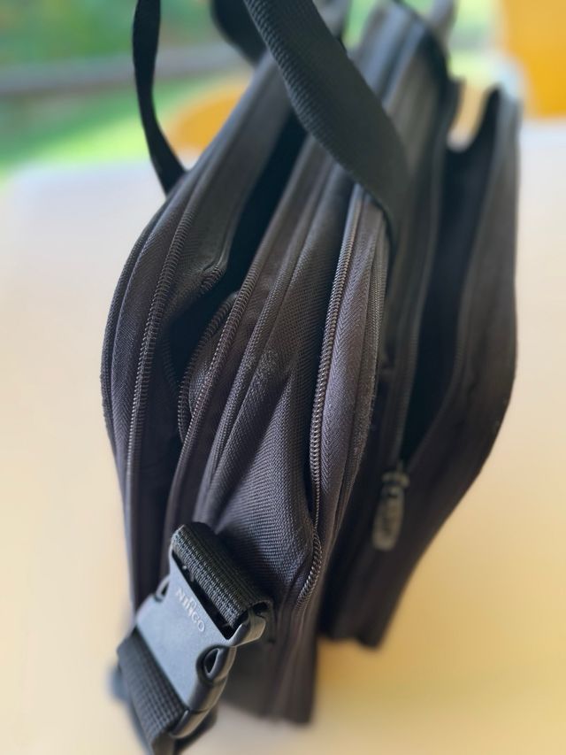 Maleta Portátil y Documentos Negra