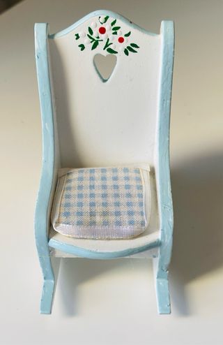 Mecedora de muñecas azul y blanca