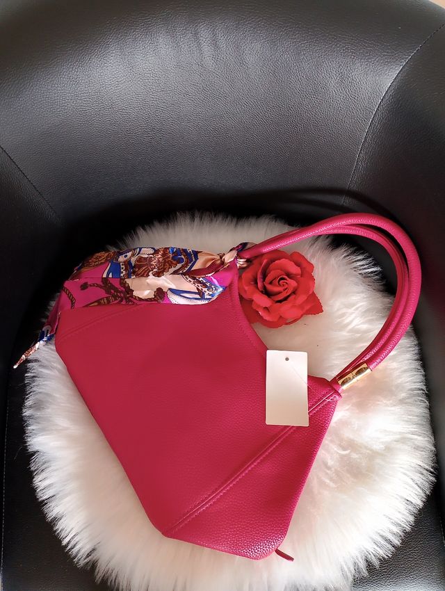 Bolso rosa con pañuelo estampado