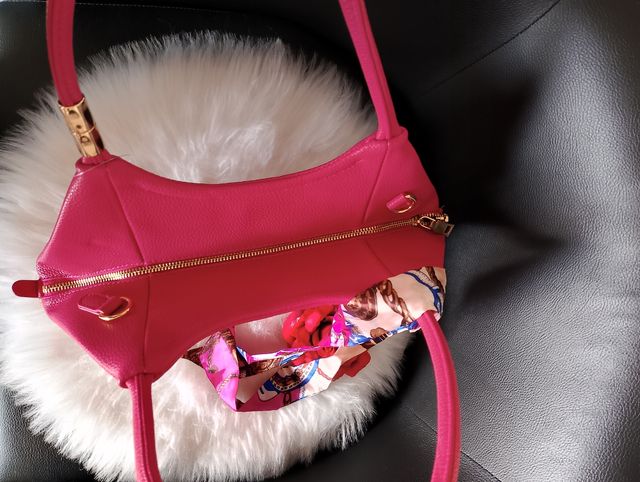 Bolso rosa con pañuelo estampado