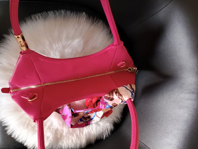Bolso rosa con pañuelo estampado