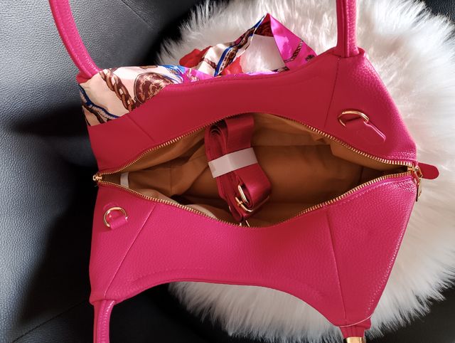 Bolso rosa con pañuelo estampado