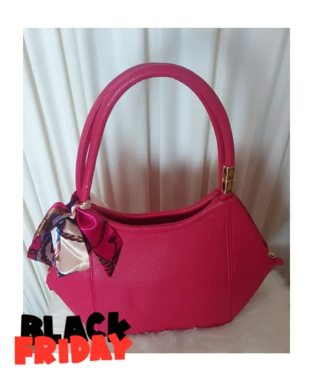 Bolso rosa con pañuelo estampado