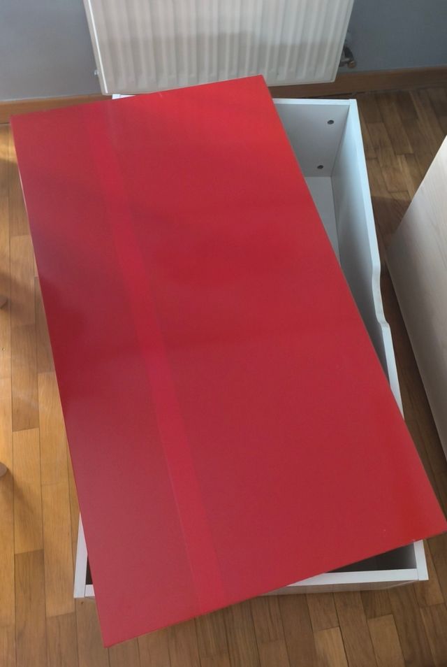 Cajón bajo cama blanco y rojo
