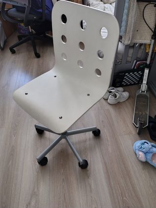 Silla de escritorio blanca con ruedas