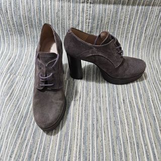Zapatos de tacón y plataforma grises