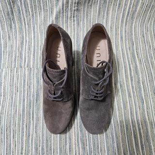 Zapatos de tacón y plataforma grises