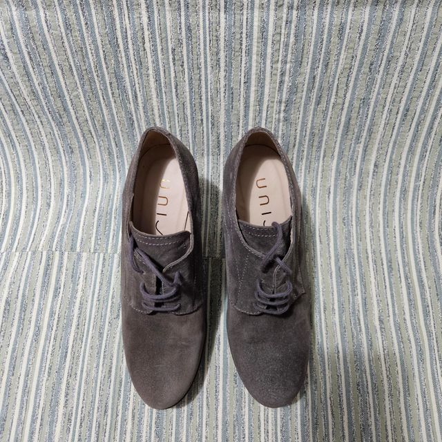 Zapatos de tacón y plataforma grises