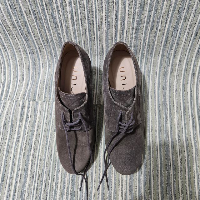 Zapatos de tacón y plataforma grises