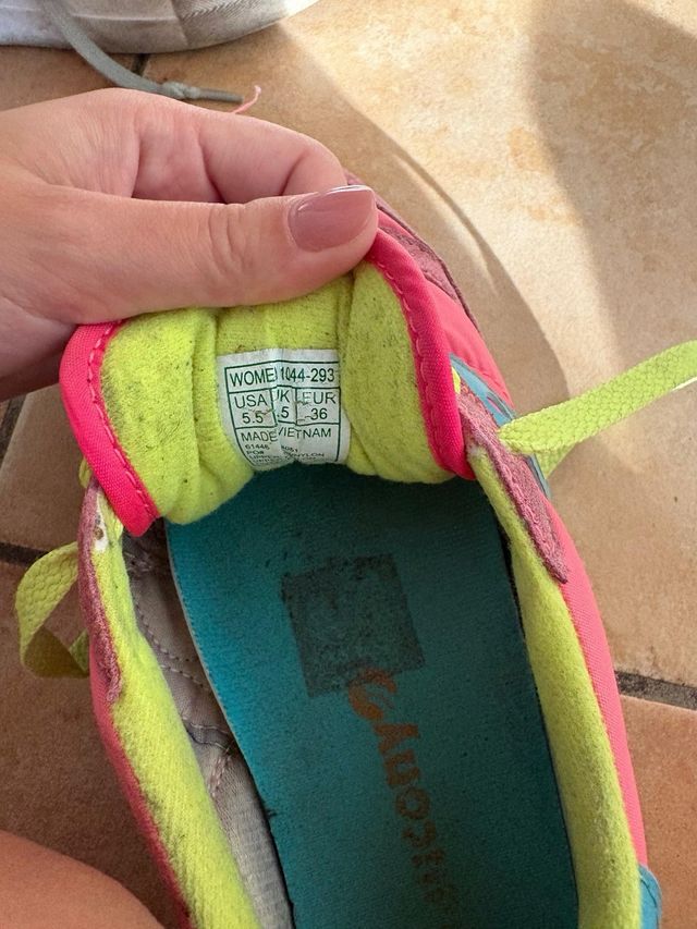 Scarpe da ginnastica rosa e verdi