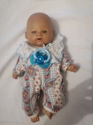 Muñeca bebé con chupete