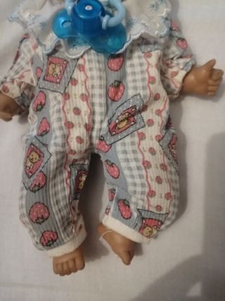 Muñeca bebé con chupete
