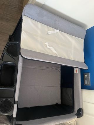 Cuna de viaje gris