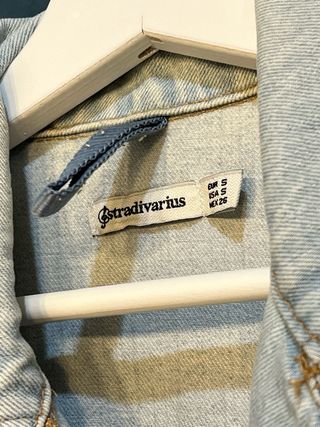 Chaqueta vaquera Stradivarius desgastada