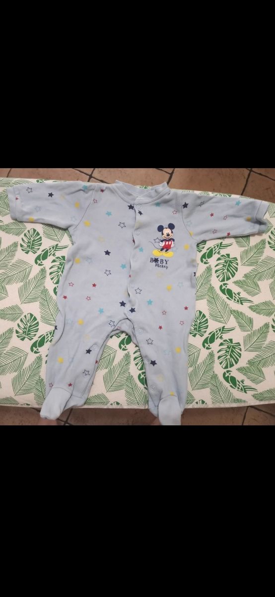 Pijama bebé azul con estrellas y Mickey.