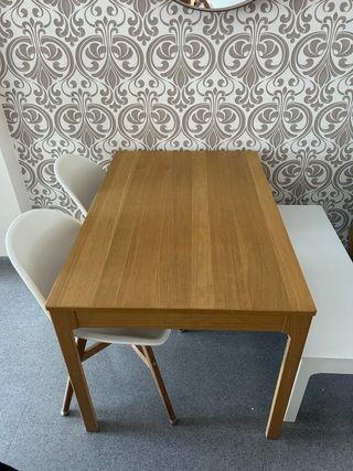 Mesa de comedor de madera