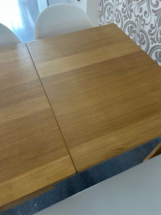 Mesa de comedor de madera