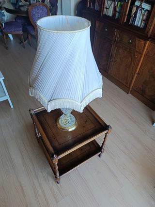Lámpara de mesa y mesa auxiliar