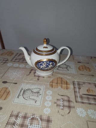 Teiera in porcellana decorata
A mano limonces