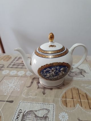 Teiera in porcellana decorata
A mano limonces