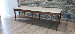 Mesa de centro antigua de mármol y madera