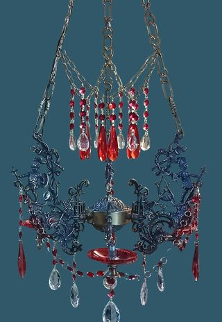 Lampadario di cristallo e metallo rosso