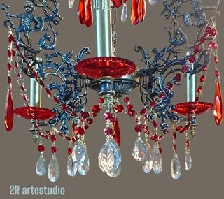 Lampadario di cristallo e metallo rosso