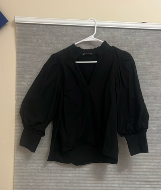 Blusa ZARA negra manga abullonada