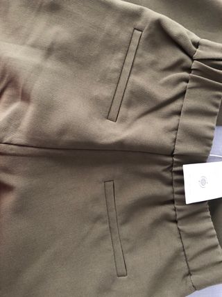 Pantalón verde militar con botones dorados