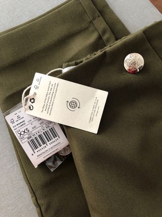 Pantalón verde militar con botones dorados