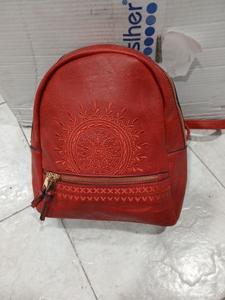 Mochila estilo cuero roja