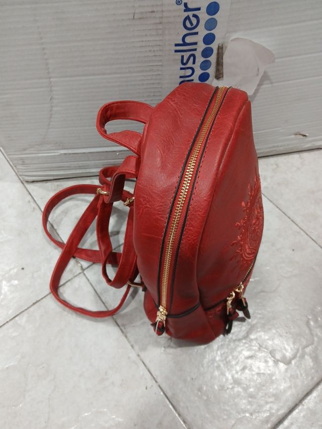 Mochila estilo cuero roja