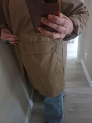 Impermeable color caramelo
