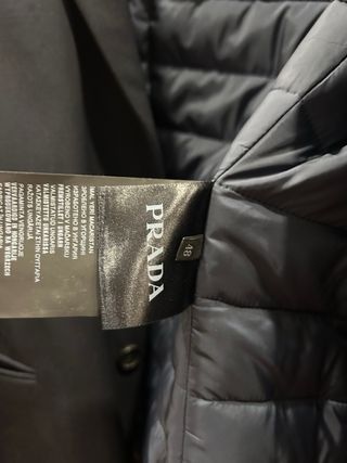 Americana Prada Negra Acolchada