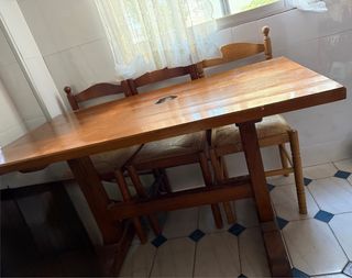 Mesa de comedor de madera