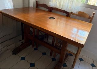 Mesa de comedor de madera