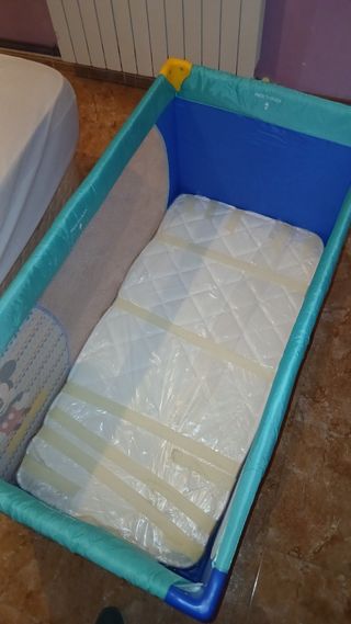 Cuna de viaje plegable con colchón y cambiador