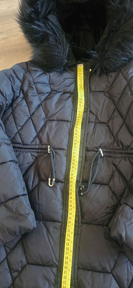 Plumas sintético negro con capucha Ajustable.