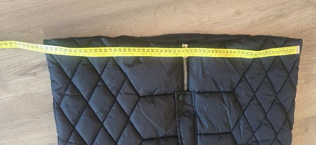 Plumas sintético negro con capucha Ajustable.