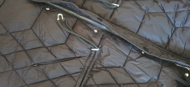 Plumas sintético negro con capucha Ajustable.