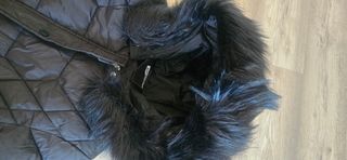 Plumas sintético negro con capucha
Ajustable. 