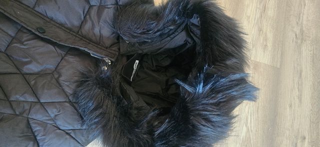 Plumas sintético negro con capucha Ajustable.